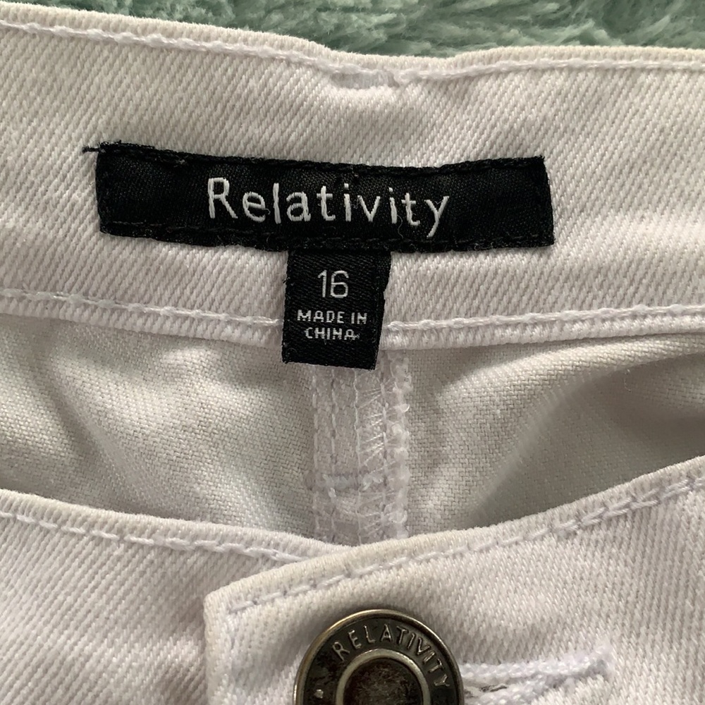 Relativity White Capris - Picture 3 of 7